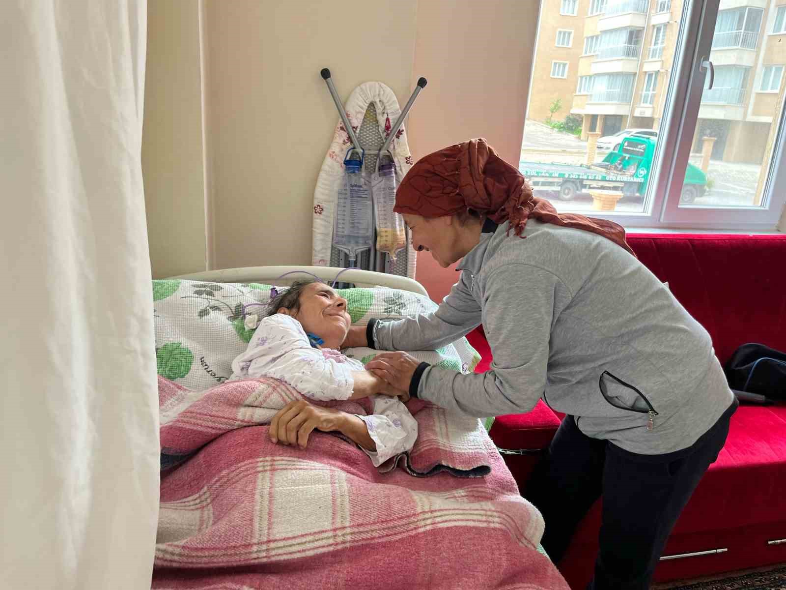 Alzheimer annesine bakmak i&ccedil;in diktiği toka i&ccedil;in siparişleri patladı
