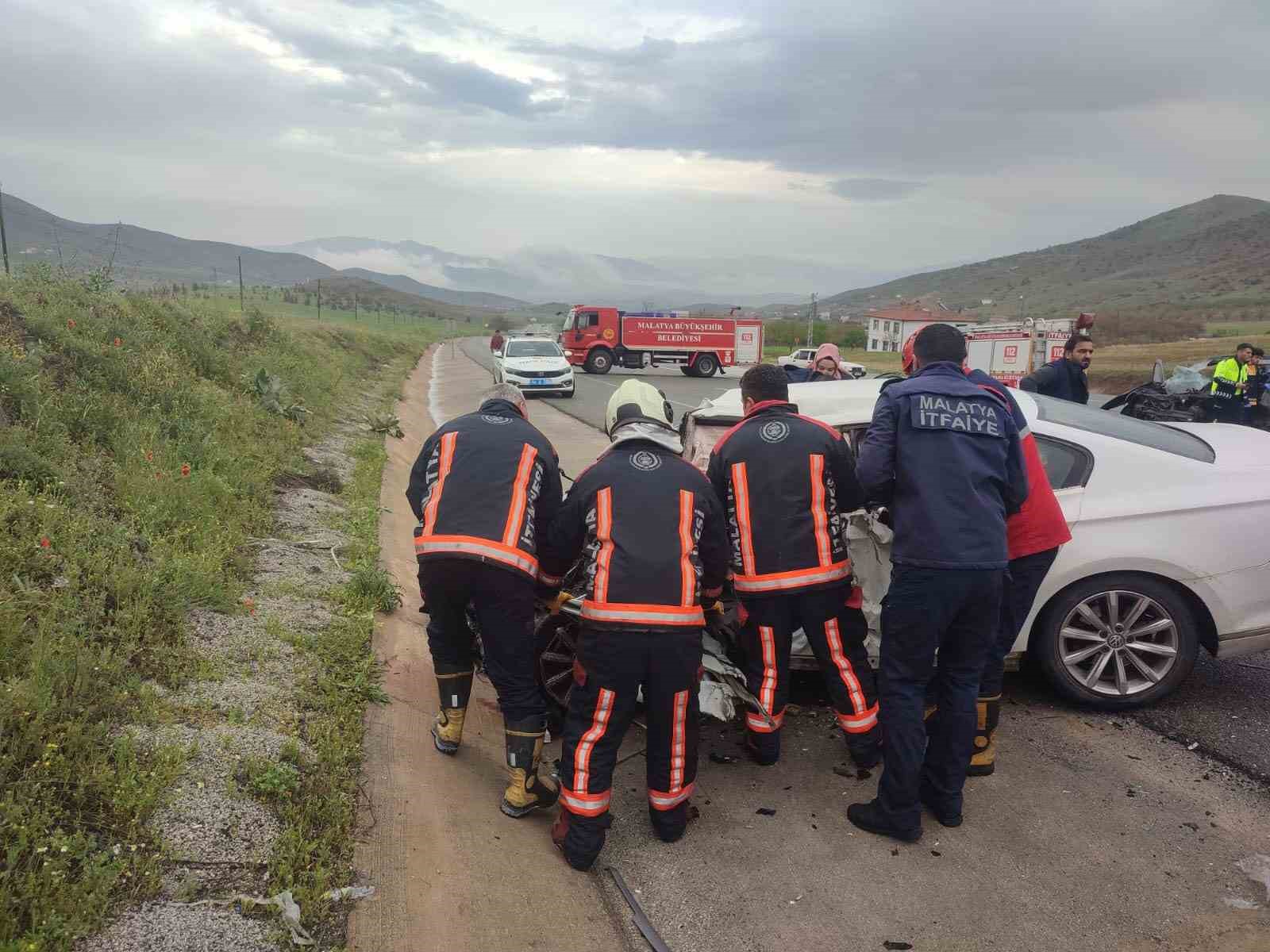 Malatya&rsquo;da hafif ticari ara&ccedil; ile otomobil &ccedil;arpıştı: 2 &ouml;l&uuml;, 2 yaralı

