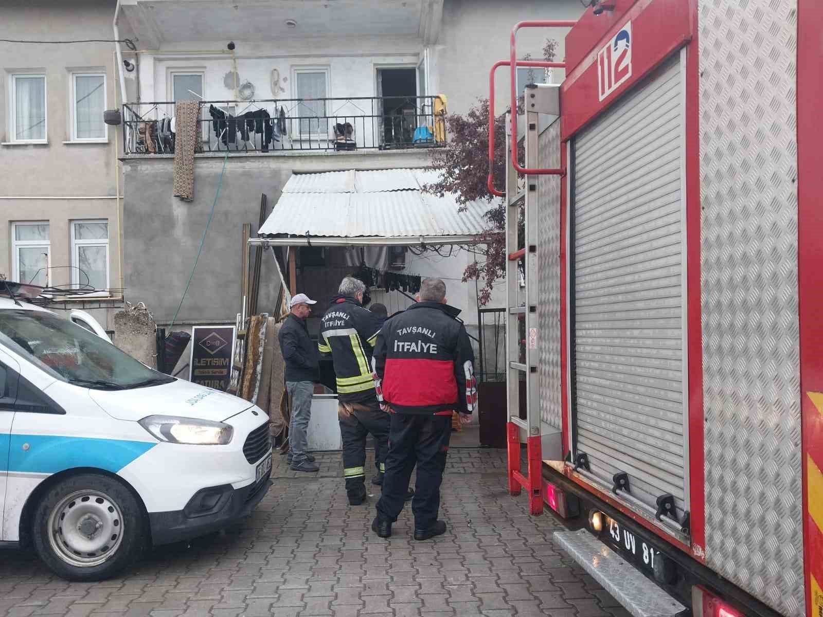 Tavşanlı&rsquo;da baca yangını eve sı&ccedil;ramadan s&ouml;nd&uuml;r&uuml;ld&uuml;
