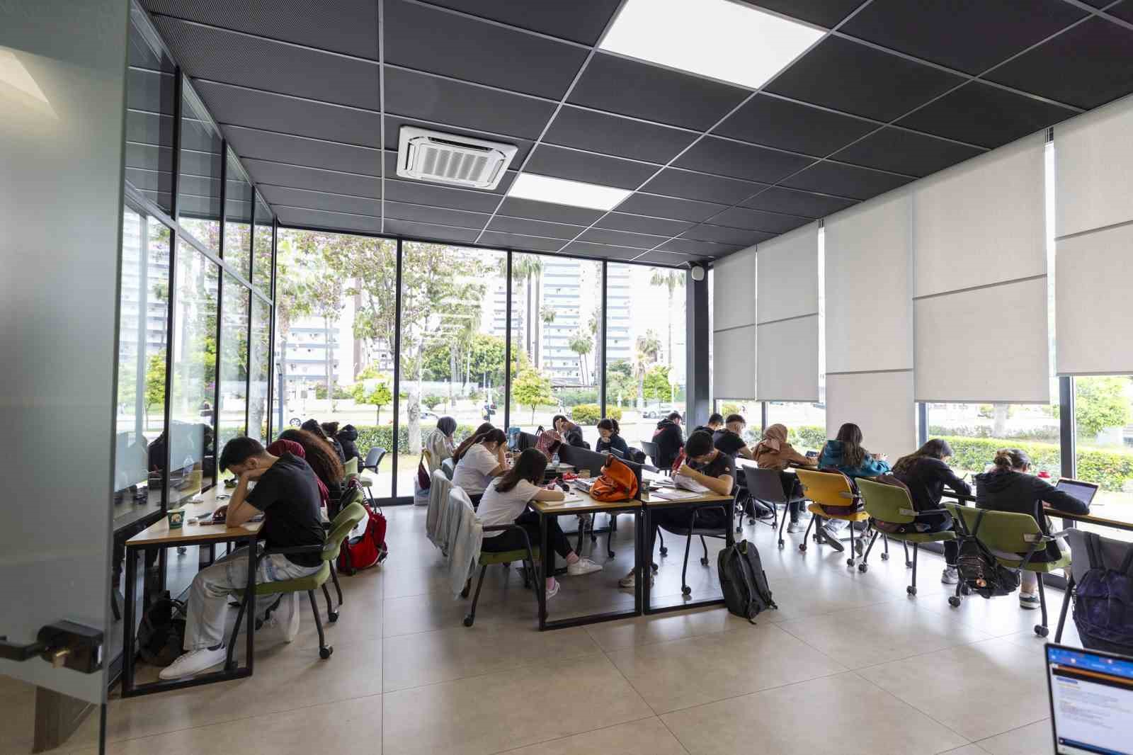 Okuma salonları gençlere güvenli ve konforlu ortam sunuyor