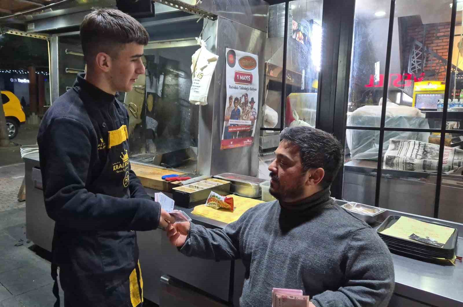 "Bir zamanlar iş&ccedil;iydim" dedi, g&uuml;nl&uuml;k hasılatını iş&ccedil;ilerine dağıttı
