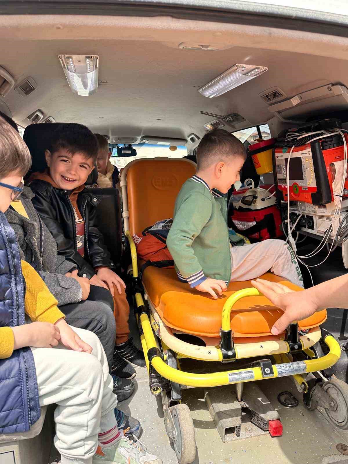 Minikler, ambulanslar ve tıbbi cihazları keşfetti