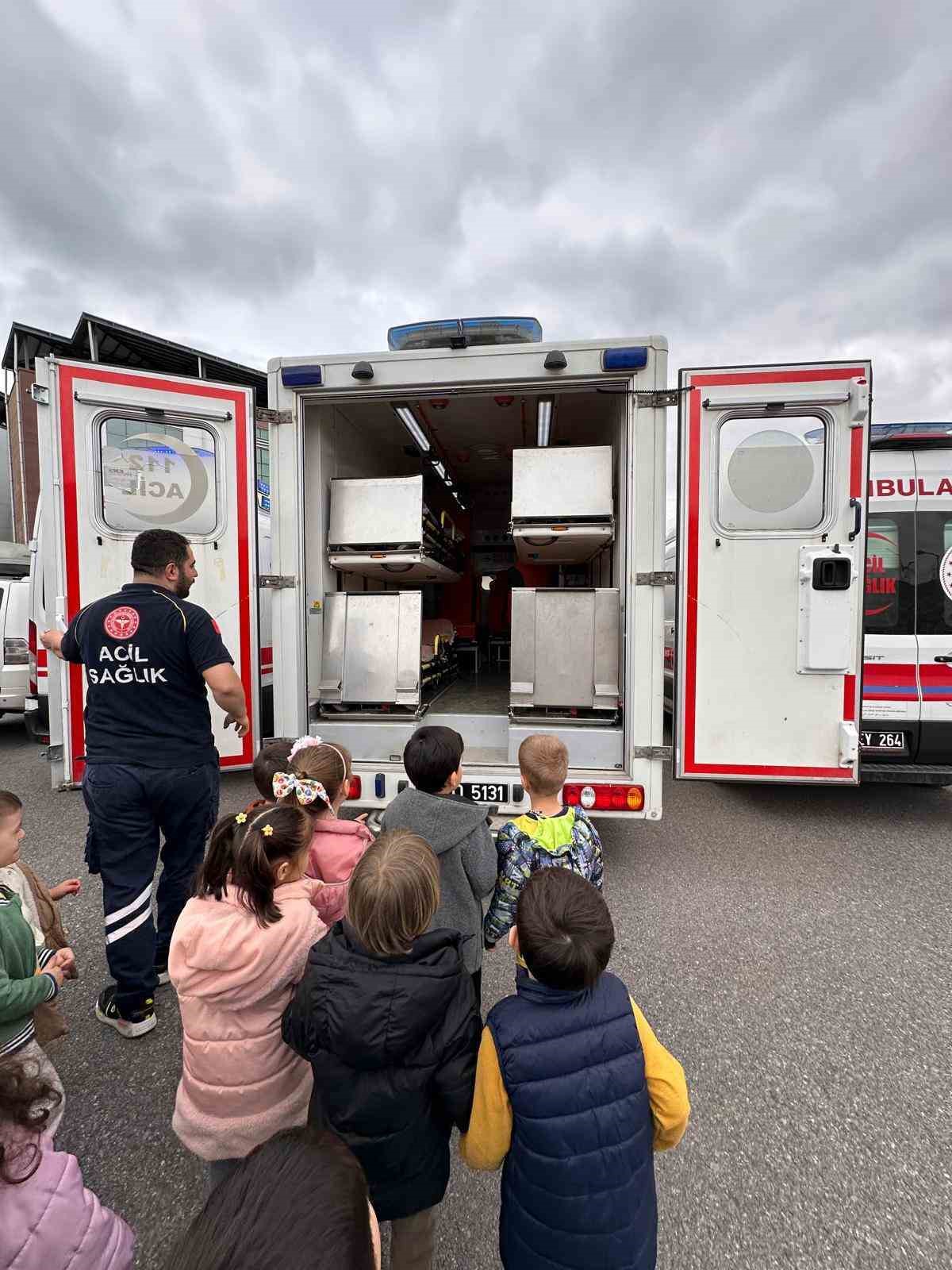 Minikler, ambulanslar ve tıbbi cihazları keşfetti
