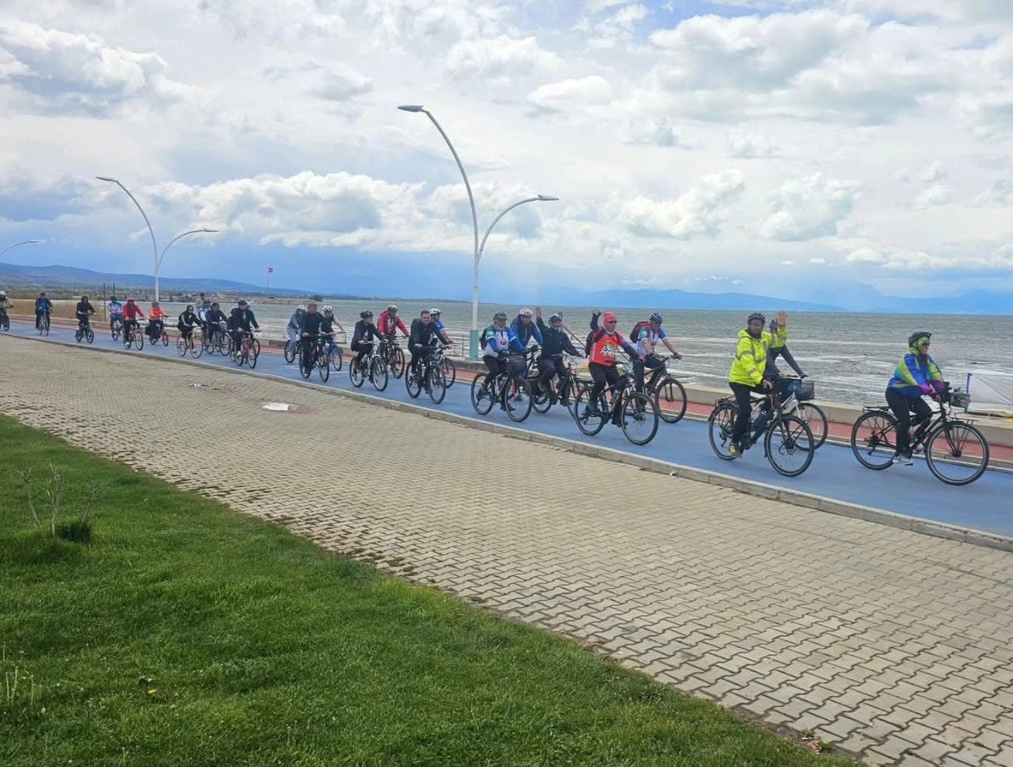 Beyşehir Gölü’nde yaşanan şiddetli kuraklığa dikkat çekmek için pedal çevirdiler