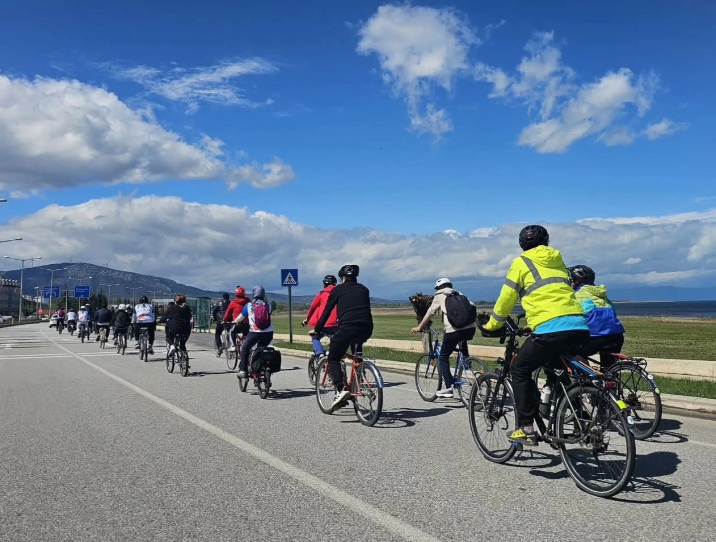 Beyşehir G&ouml;l&uuml;&rsquo;nde yaşanan şiddetli kuraklığa dikkat &ccedil;ekmek i&ccedil;in pedal &ccedil;evirdiler
