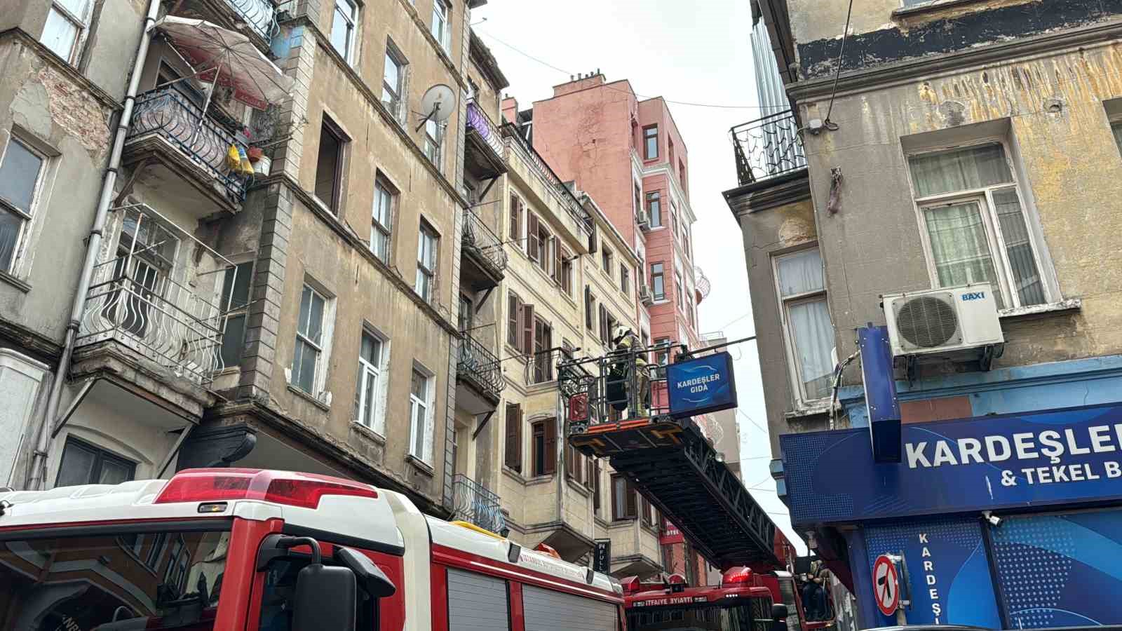 Beyoğlu’nda korkutan baca yangını
