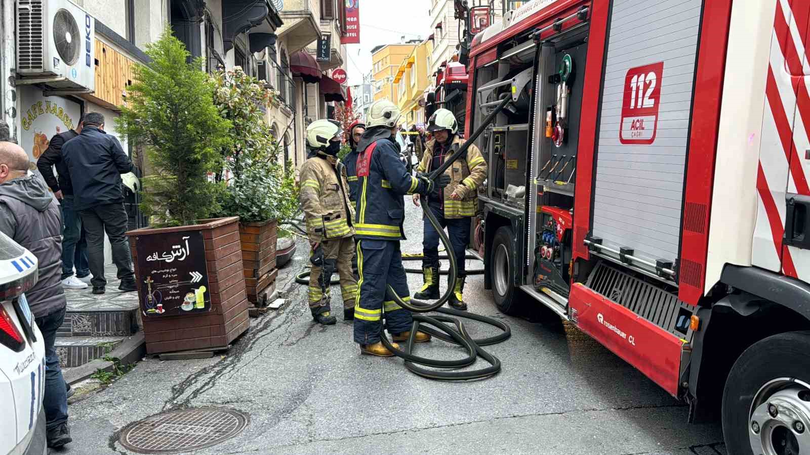 Beyoğlu&rsquo;nda korkutan baca yangını
