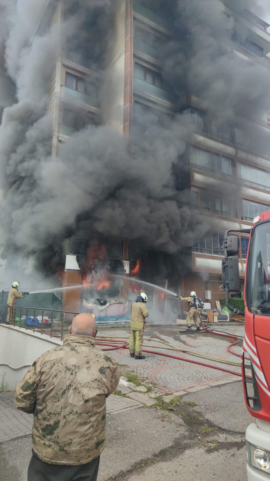 Pendik&rsquo;te işyerinde yangın
