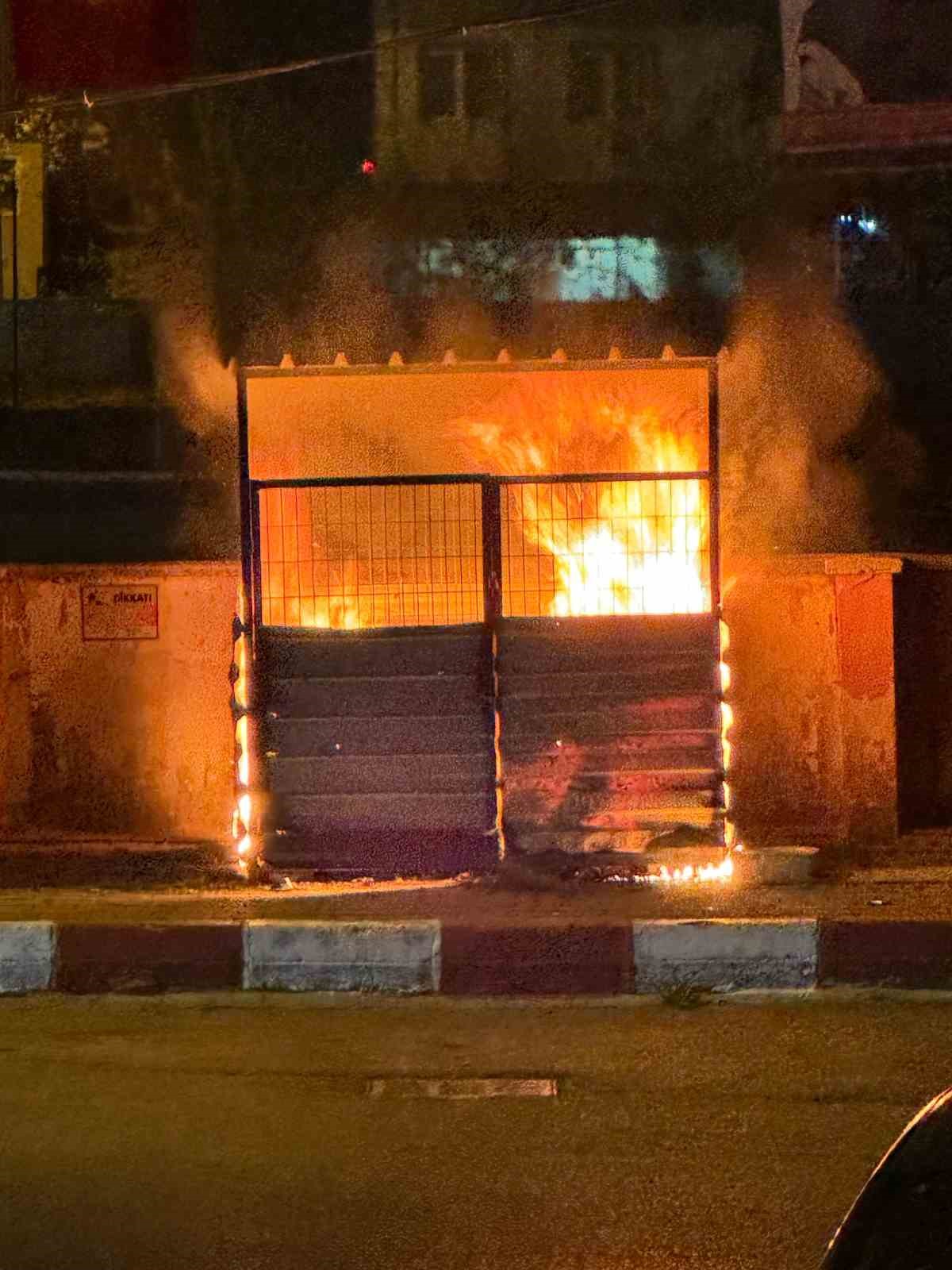 Muratlı Belediyesi&rsquo;ne ait konteyner alev alev yandı
