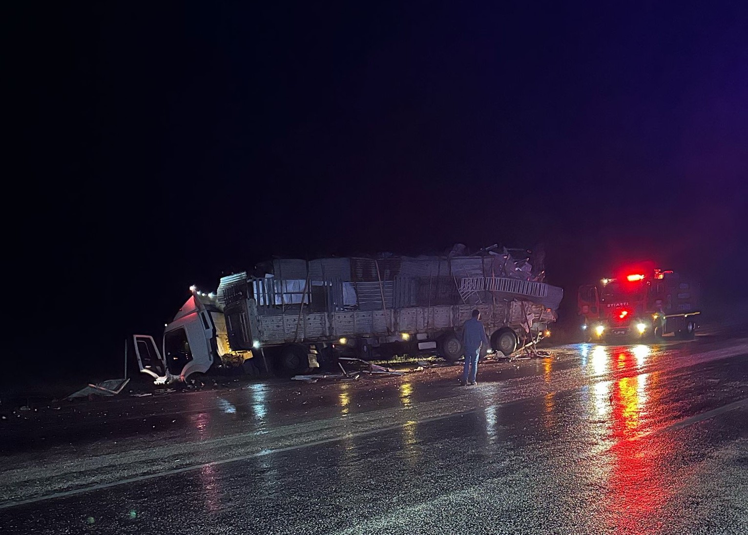 Aynı b&ouml;lgede &uuml;&ccedil; farklı tır kazası yaşandı
