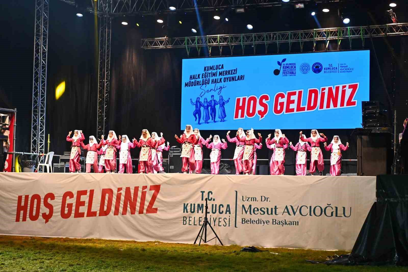 Kumluca’da halk oyunları şöleni festivale renk kattı
