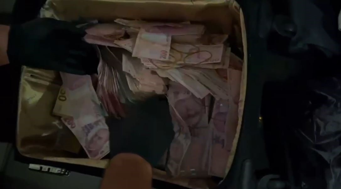 &Ccedil;orlu&rsquo;da uyuşturucu ve silah operasyonu: 910 bin TL&rsquo;lik d&ouml;viz ve altın ele ge&ccedil;irildi
