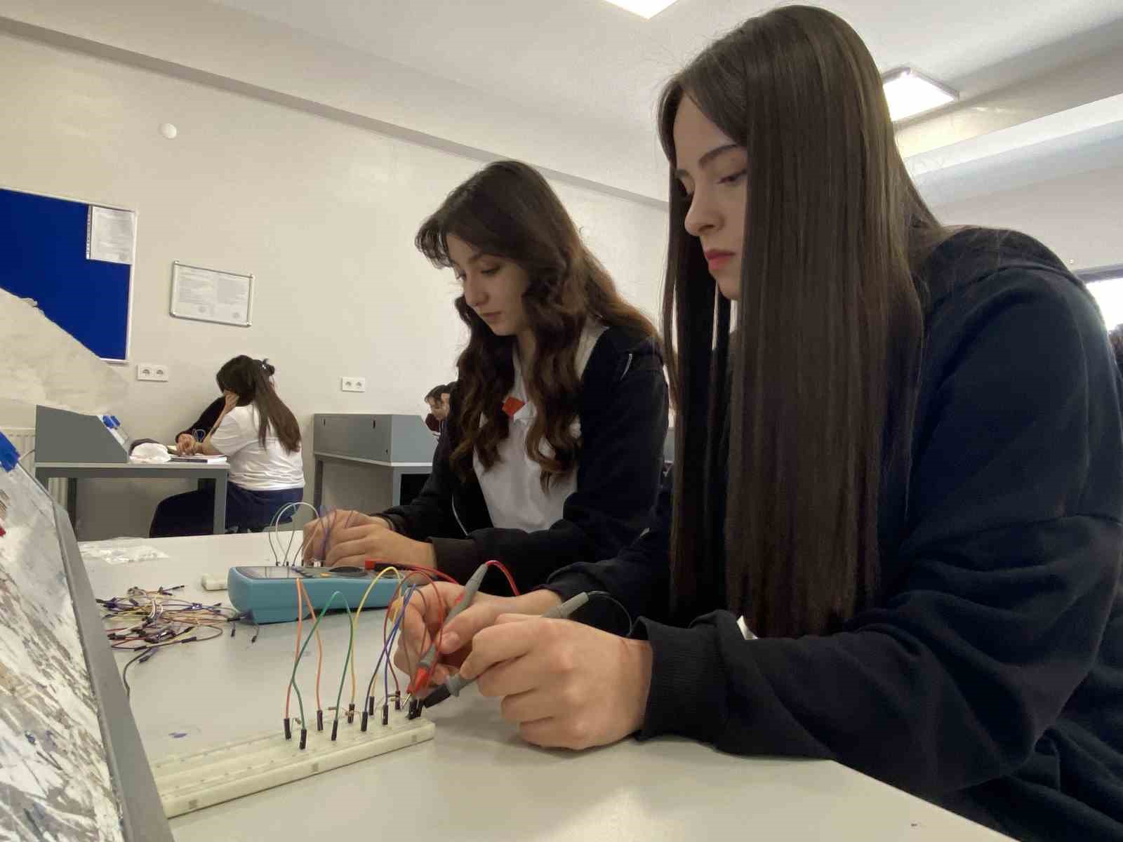 Bu okuldan mezun olan &ouml;ğrenciler aranan personel oluyor
