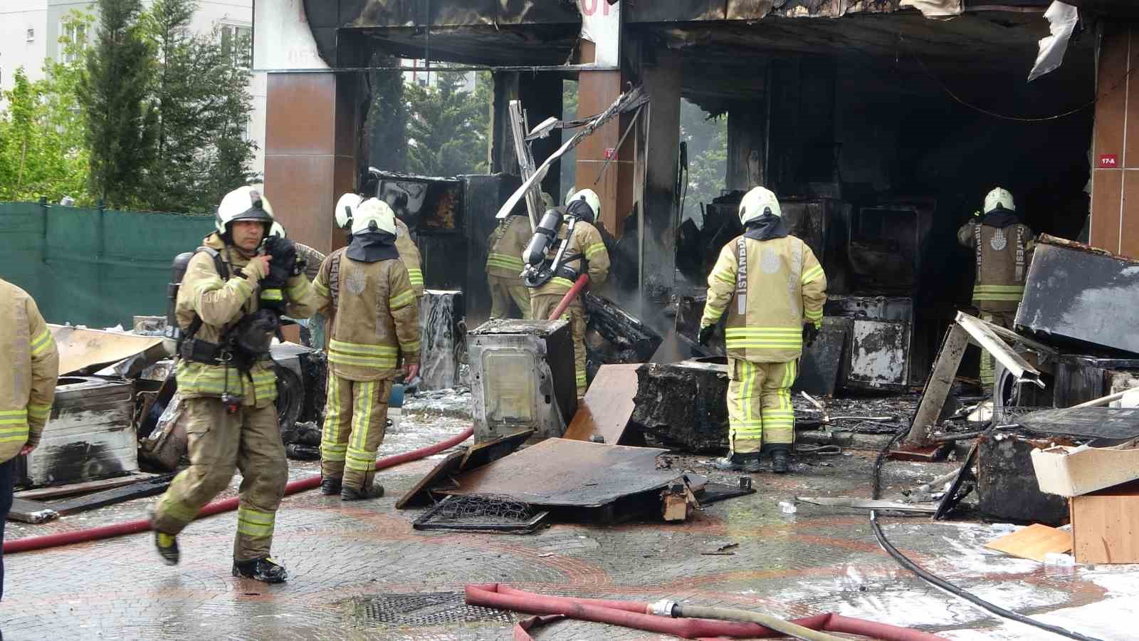 Pendik’te spotçu mağazasında çıkan yangın söndürüldü