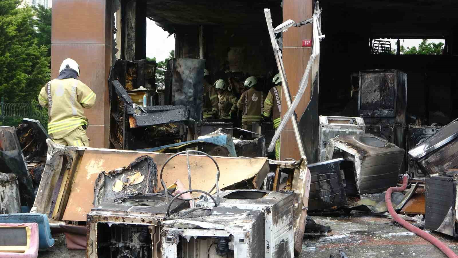 Pendik’te spotçu mağazasında çıkan yangın söndürüldü