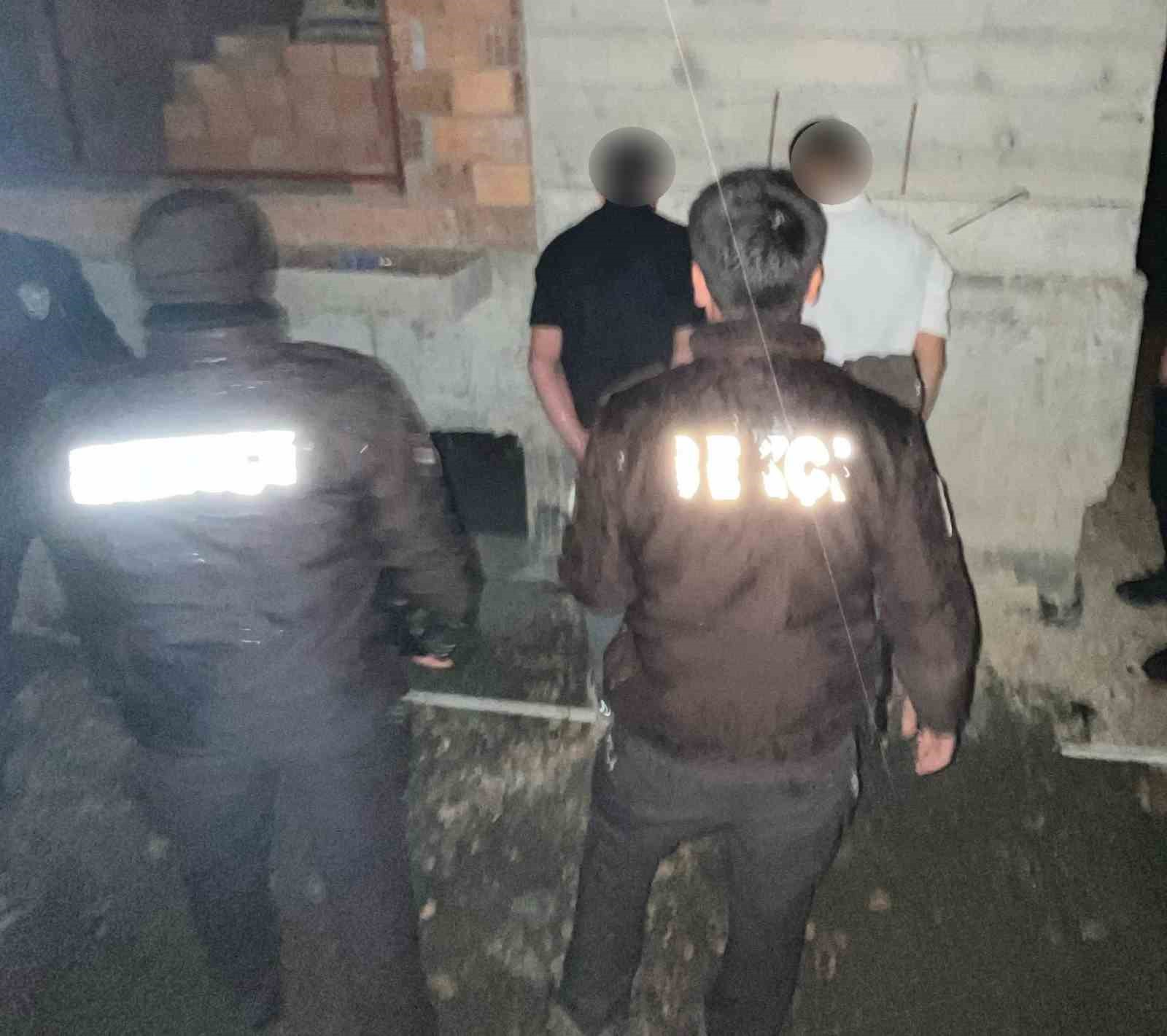 Bek&ccedil;ilerin dikkati sayesinde hırsızlık yapan şahıslar yakalandı
