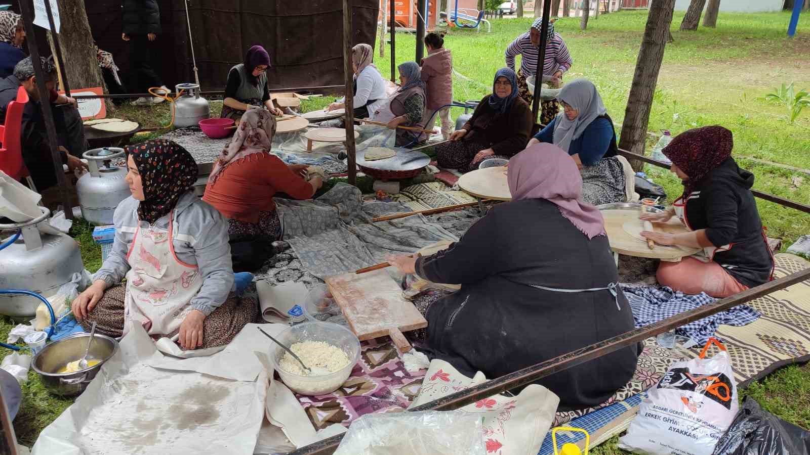 Efeler ve Y&ouml;r&uuml;kler huzurevi bah&ccedil;esine kıl &ccedil;adır kuruldu
