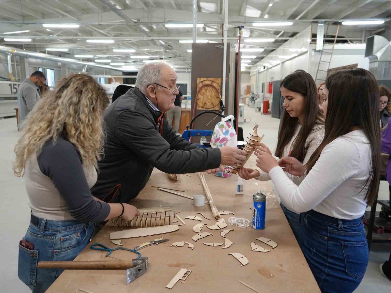 Üniversite öğrencileri zamana yenik düşen ahşap yat maketleri için kolları sıvadı