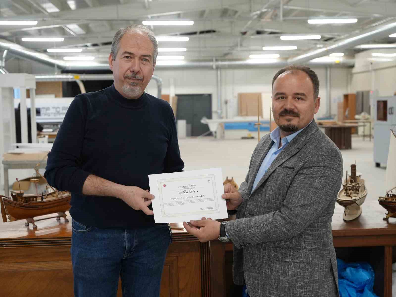 Üniversite öğrencileri zamana yenik düşen ahşap yat maketleri için kolları sıvadı