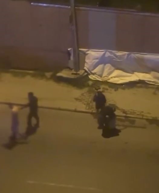 Avcılar’da dehşet anları kamerada: Kadını tekme tokat darbettiler