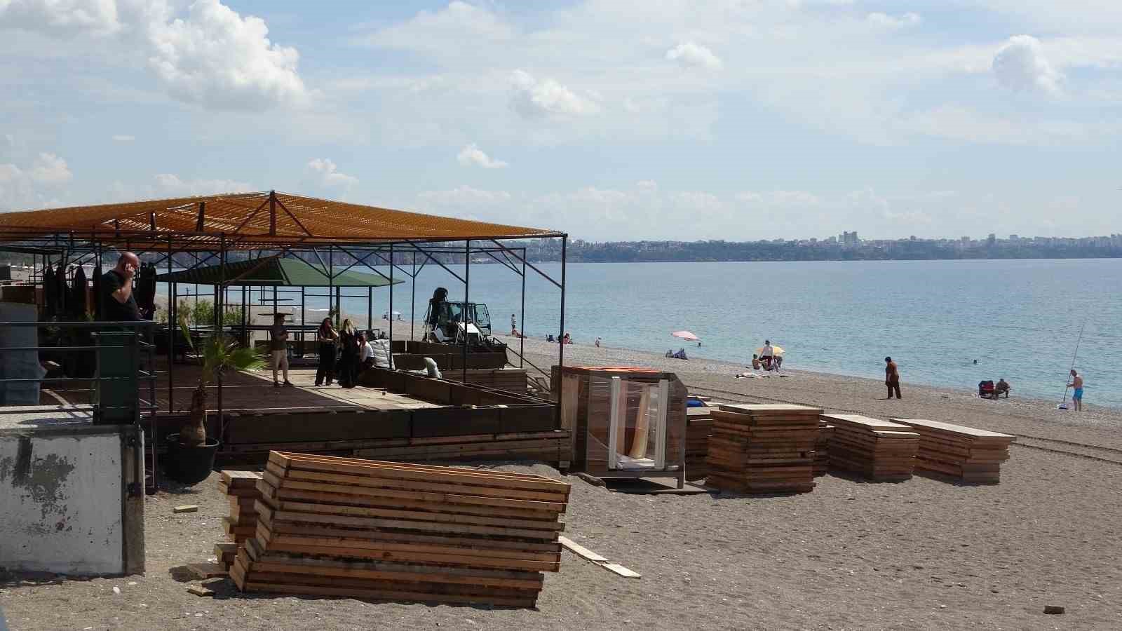 Konyaaltı Sahili&rsquo;nde Kıyı Kanunu&rsquo;na uymayan işletmelere 3 g&uuml;n s&uuml;re
