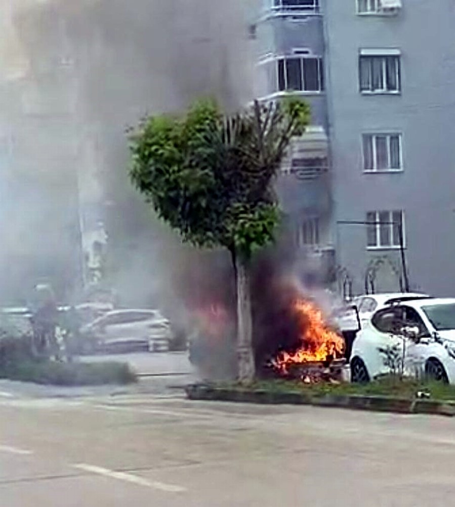 Bursa&rsquo;da seyir halindeki otomobil alev aldı
