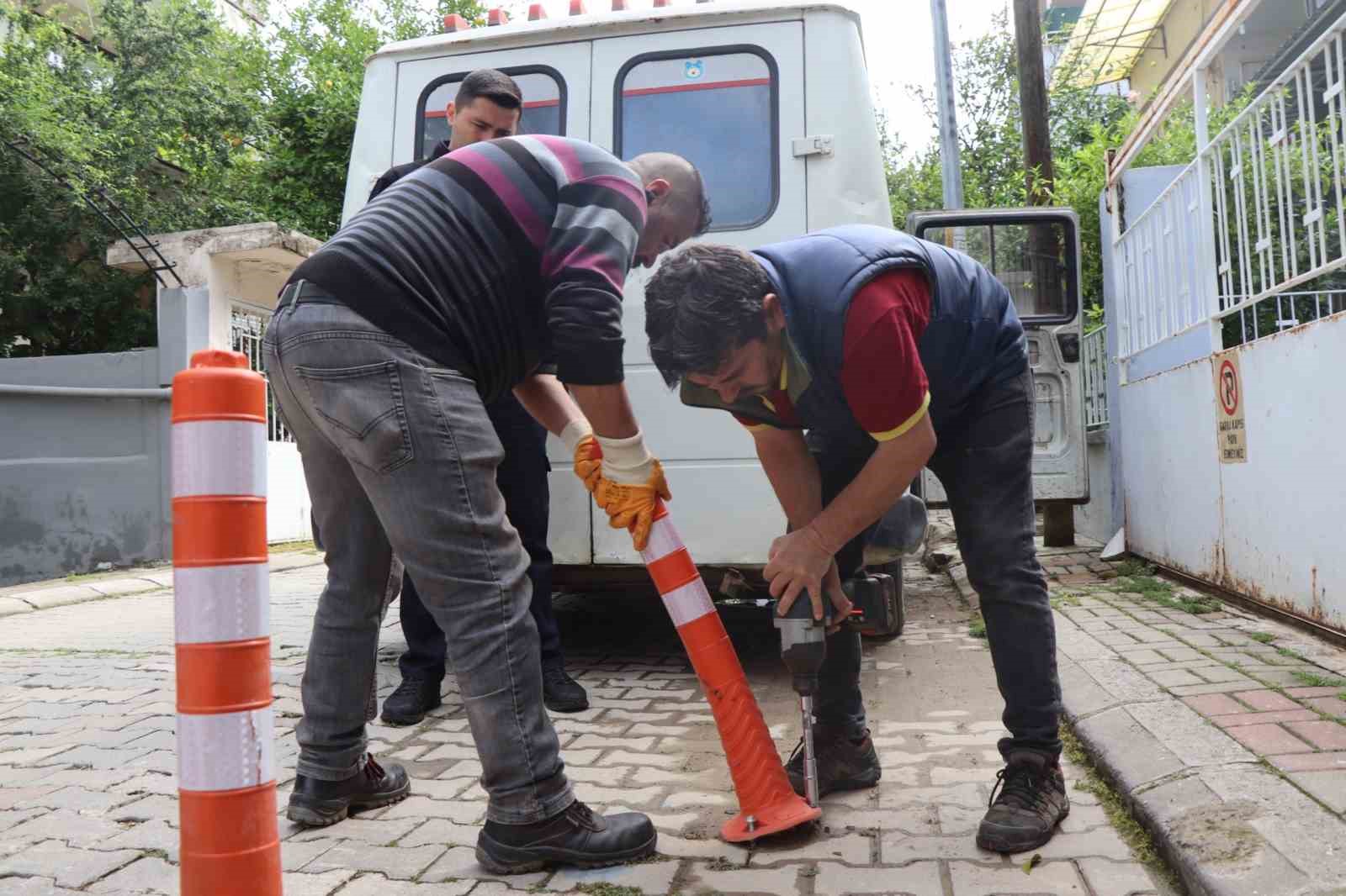Nazilli’de izinsiz asılan tabela ve dubalar söküldü