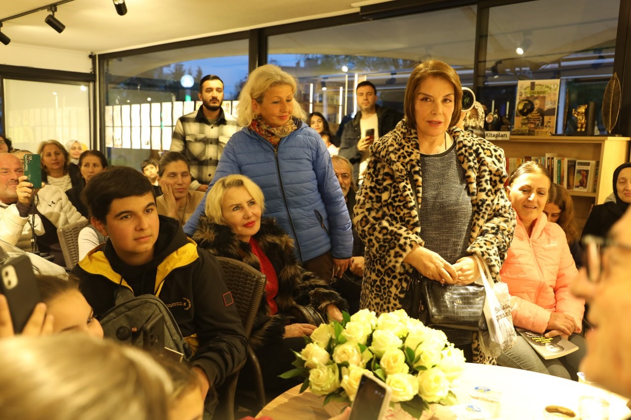 Hafızalarda ‘Erdal Bakkal’ karakteri ile yer edinen usta oyuncuya Karasu’da yoğun ilgi