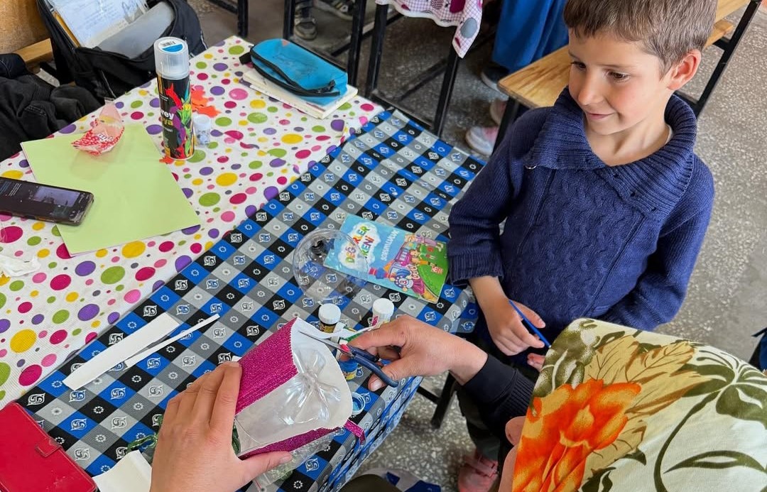 Aileler ve öğrenciler kuşlara yuva oldu