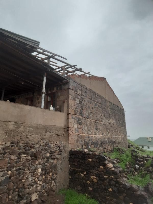 Elazığ&rsquo;da etkili olan fırtına ahırın &ccedil;atısını u&ccedil;urdu
