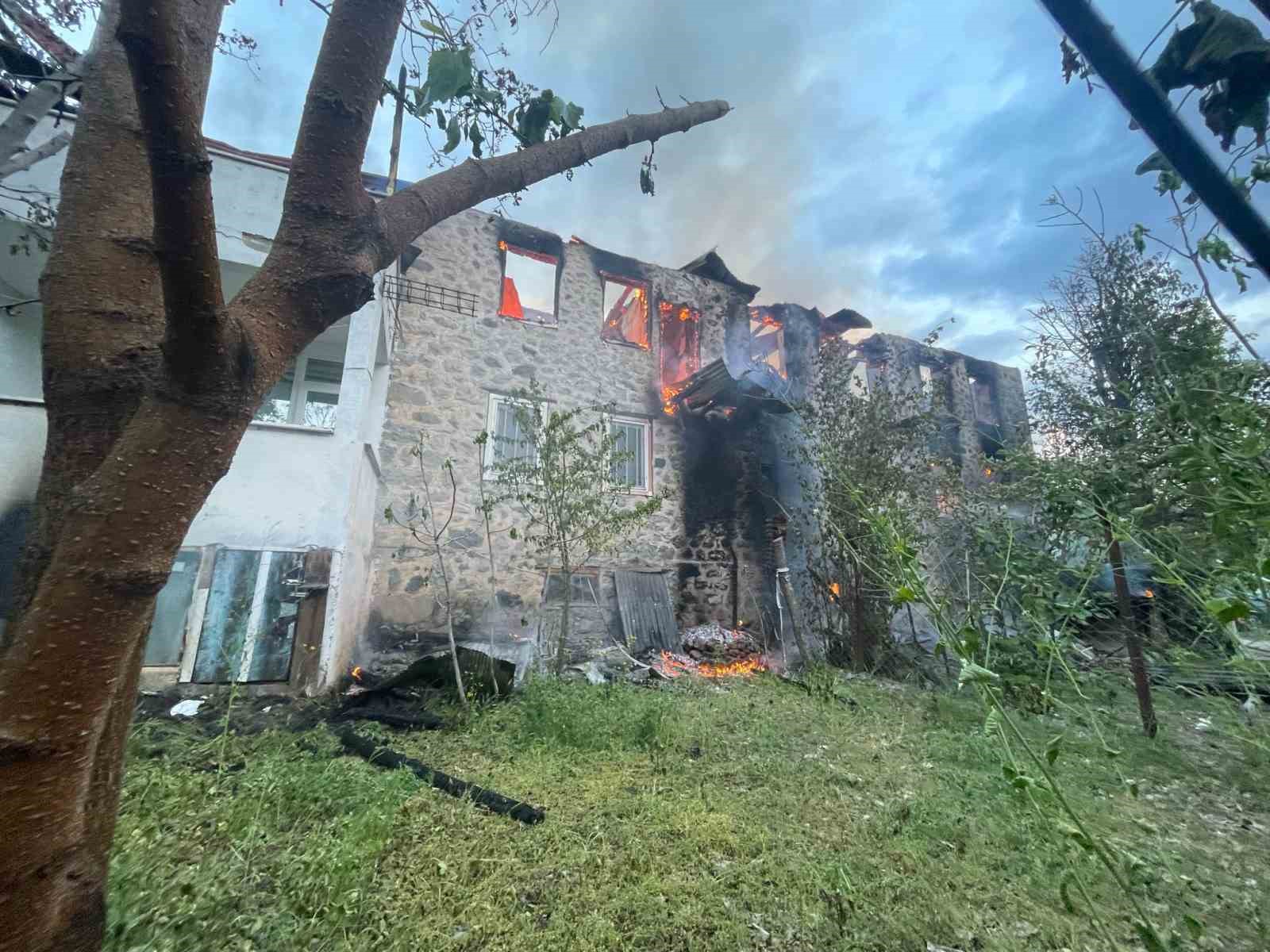 Yusufeli’nde iki katlı ahşap evde çıkan yangın evi küle çevirdi