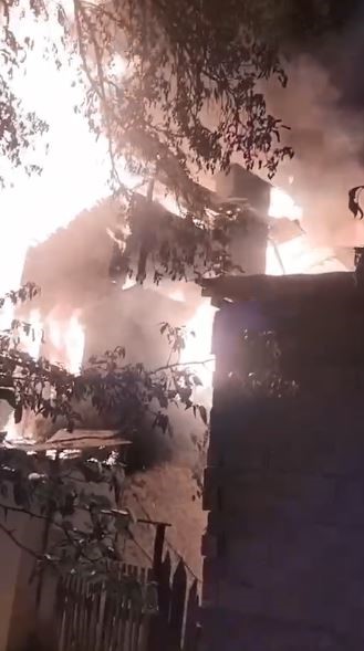 Yusufeli’nde iki katlı ahşap evde çıkan yangın evi küle çevirdi