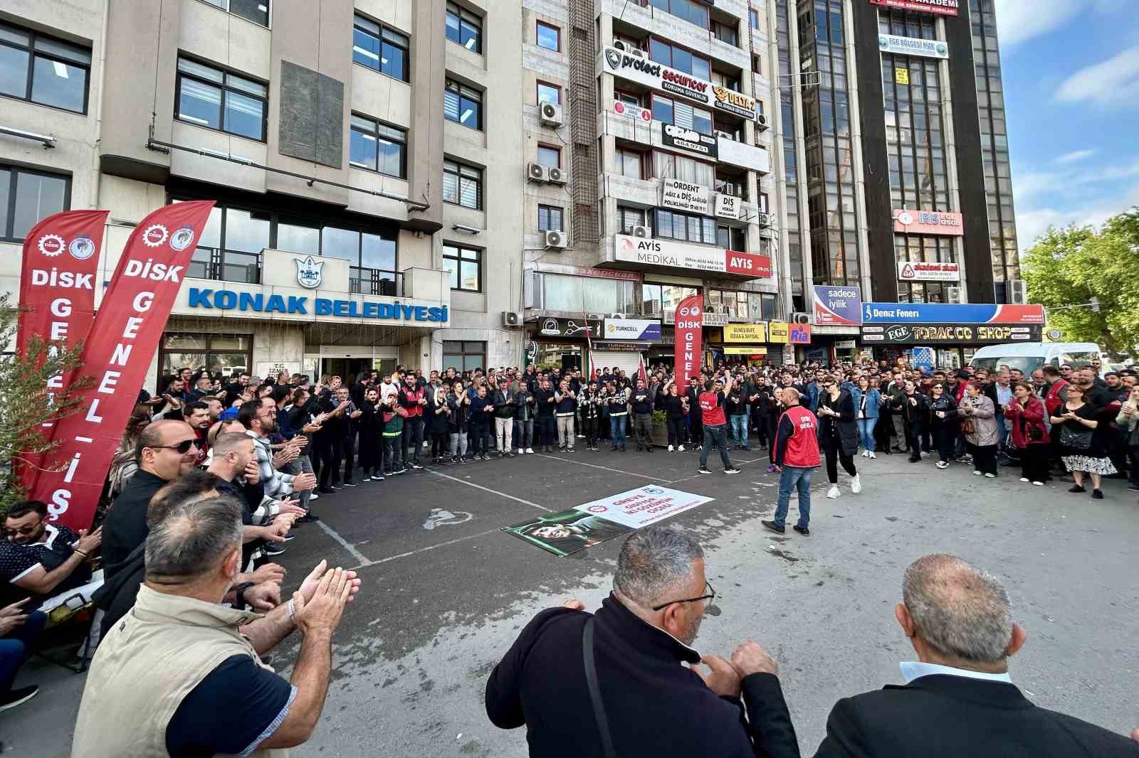Konak Belediyesinde anlaşma sağlanamadı, işçiler tam gün iş bıraktı
