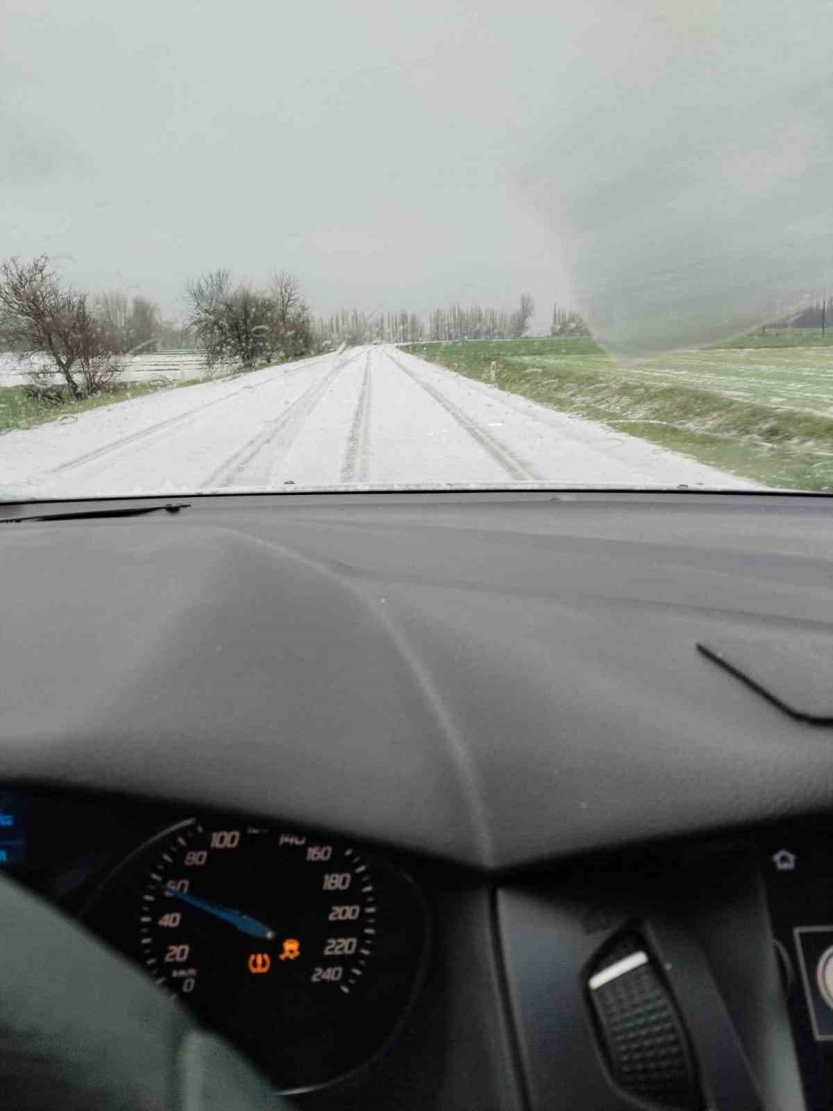 Tokat’ta etkili olan dolu yağışı araziyi beyaza bürüdü
