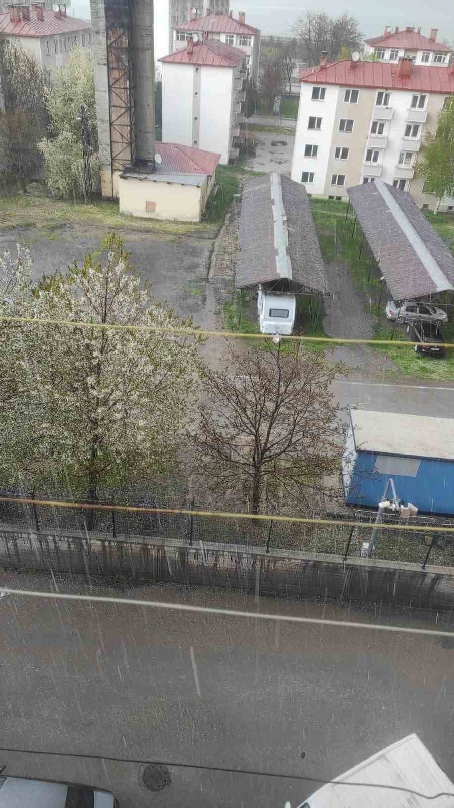 Tatvan’da dolu yağışı
