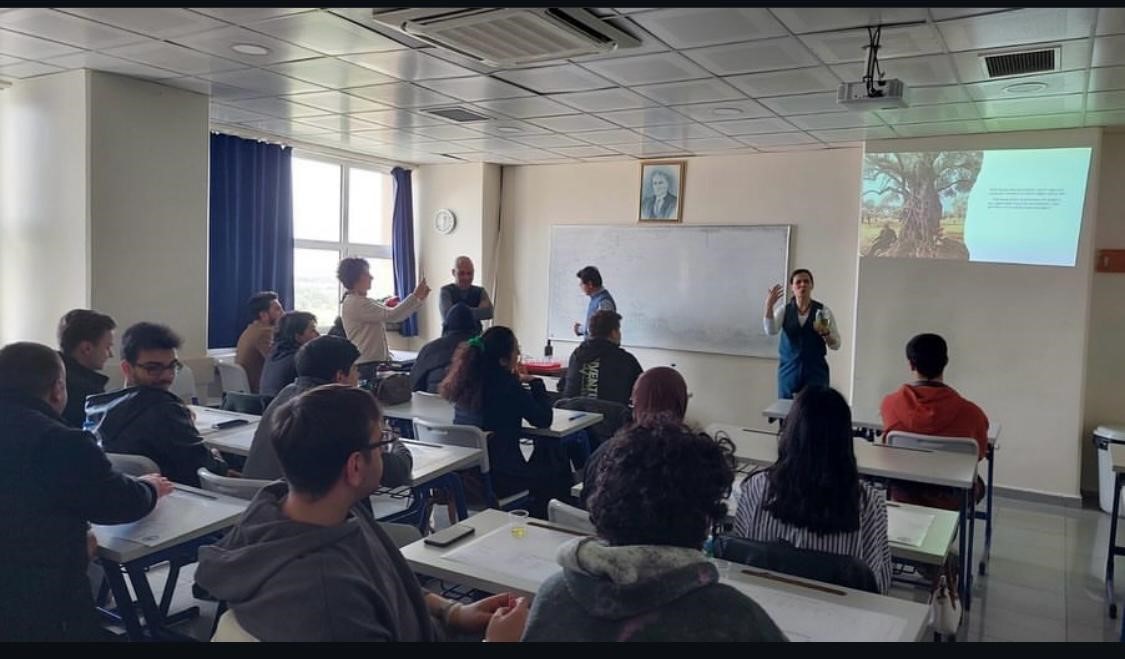 Üniversite öğrencileri, zeytinyağı tadımı yaptı