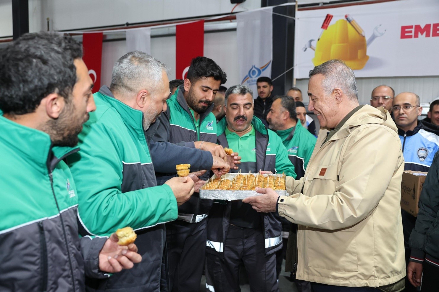 Sultangazi Belediye Başkanı Dursun işçilerle birlikte halay çekti