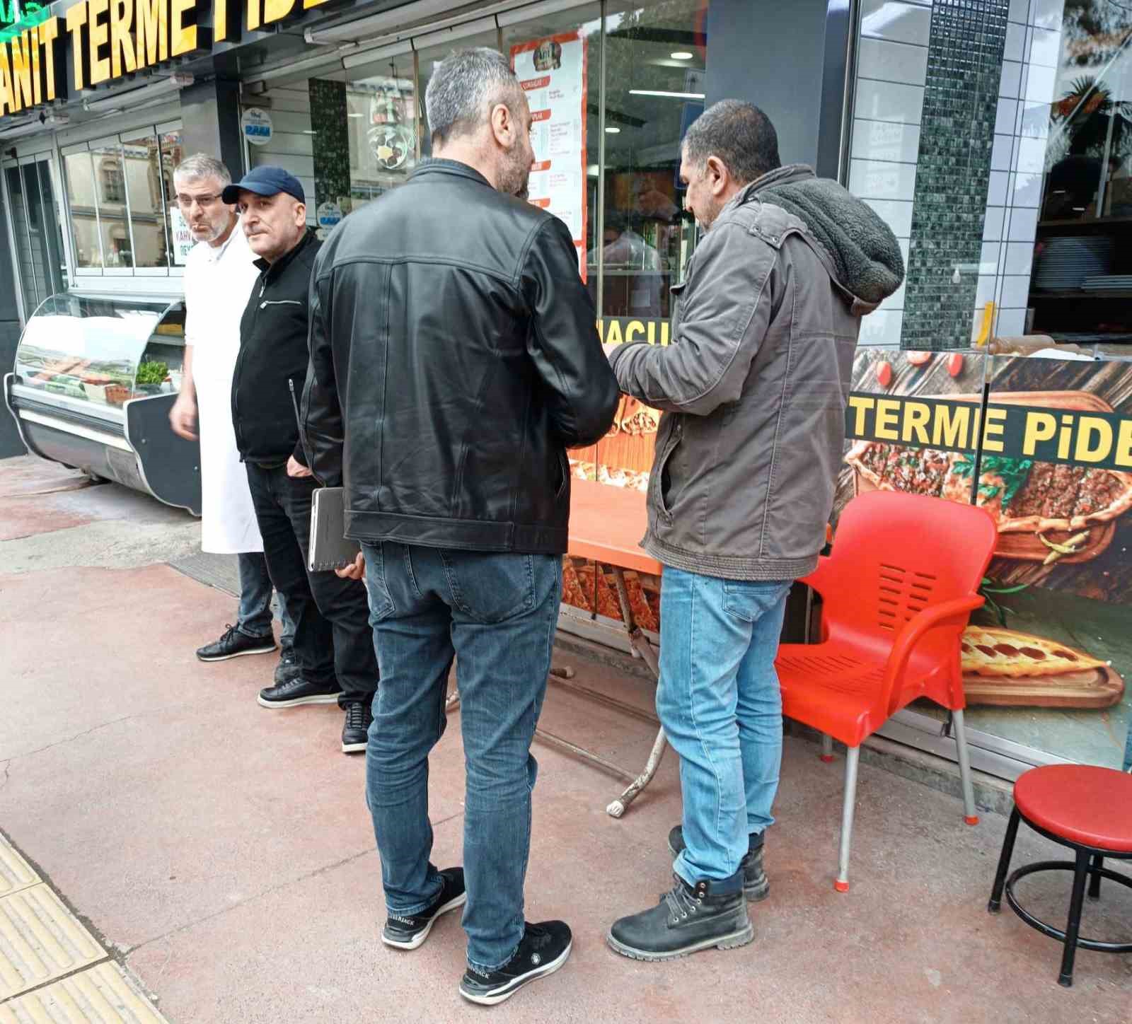 Telefondaki sahte polisten, yanındaki gerçek polis sayesinde kurtuldu