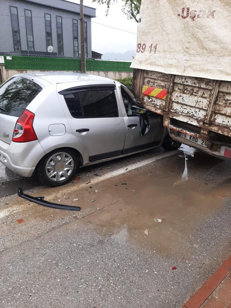 İneg&ouml;l&rsquo;de yağışta kayan otomobil kamyona &ccedil;arptı: 1 yaralı
