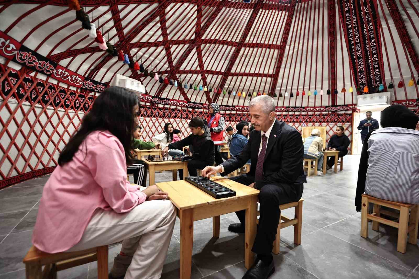 Başkan Tahmazoğlu, Geleneksel Sporlar Merkezi&rsquo;nde gen&ccedil;lerle buluştu
