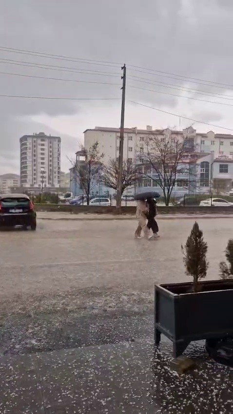 Sivas’ta dolu yağışı etkili oldu