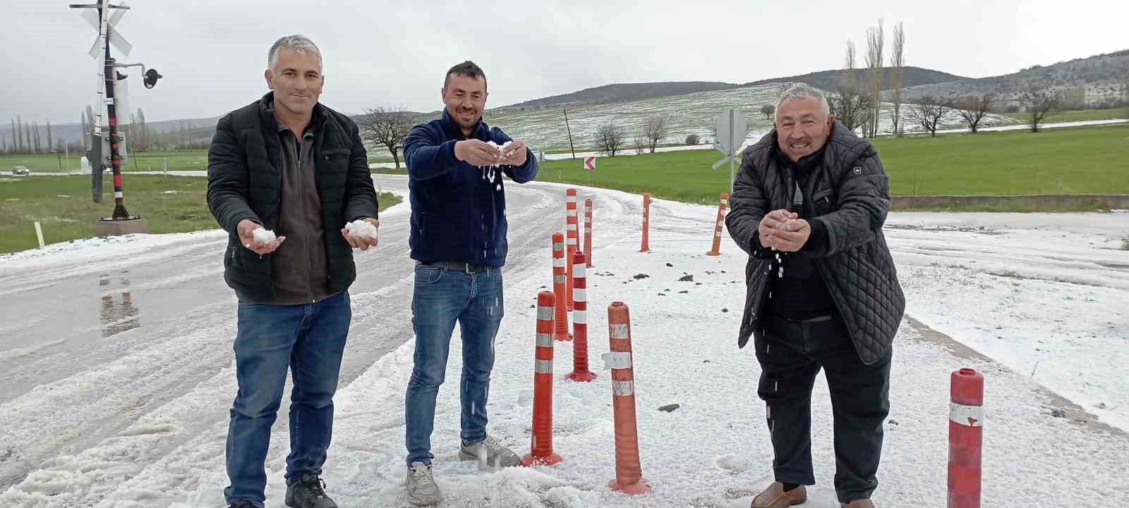 Tokat’ta etkili olan dolu yağışı araziyi beyaza bürüdü