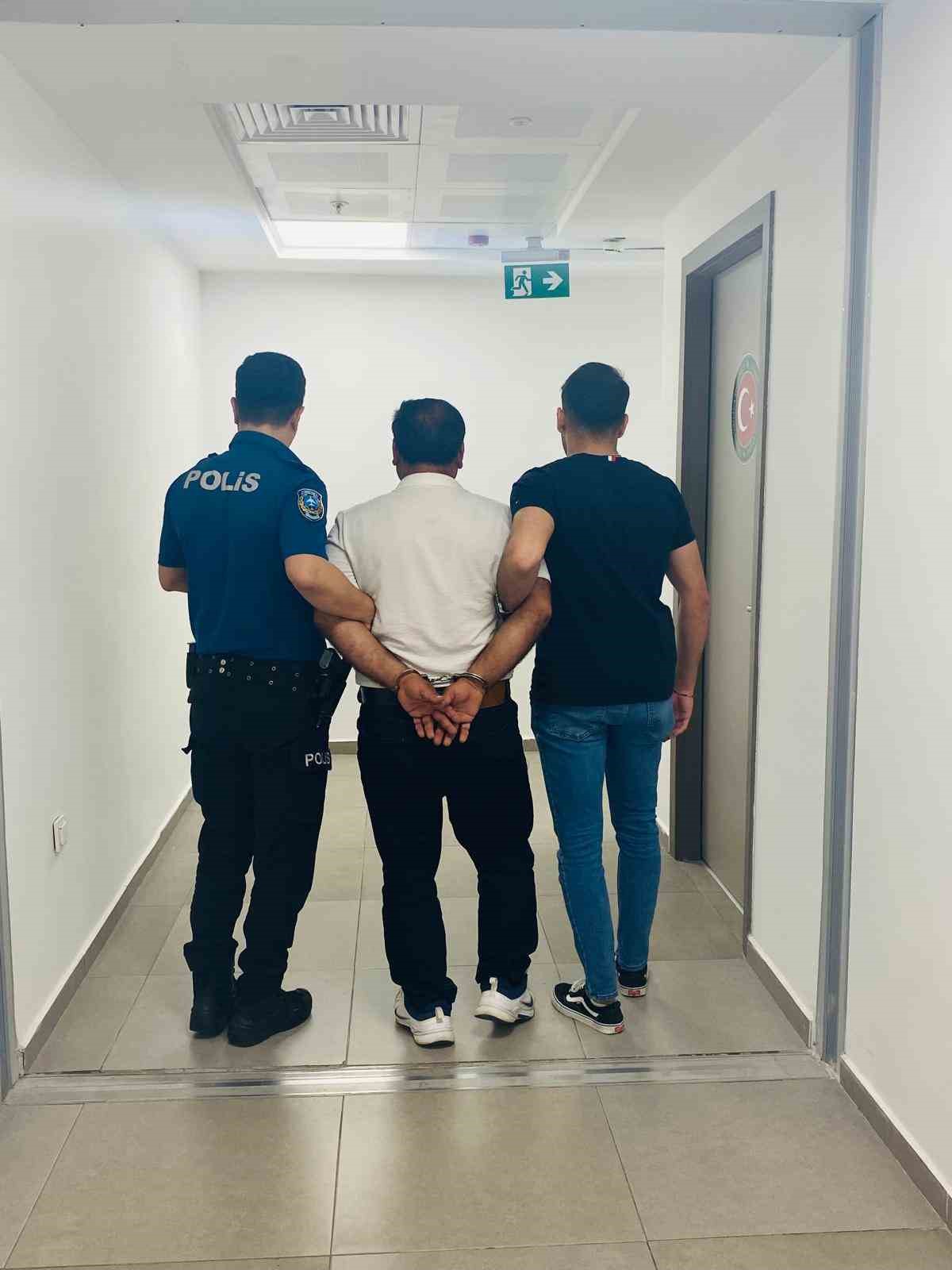 Kırmızı bültenle aranan hükümlü pasaport kontrolünde yakalandı