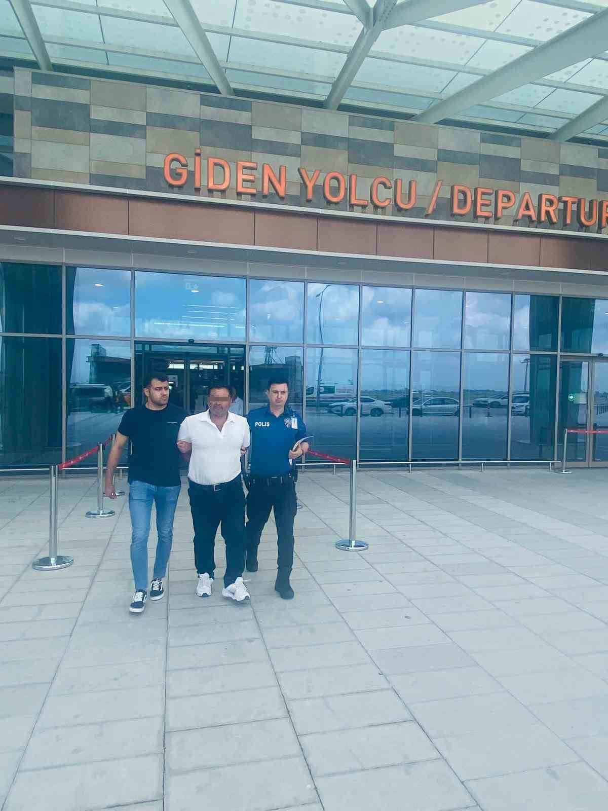 Kırmızı b&uuml;ltenle aranan h&uuml;k&uuml;ml&uuml; pasaport kontrol&uuml;nde yakalandı
