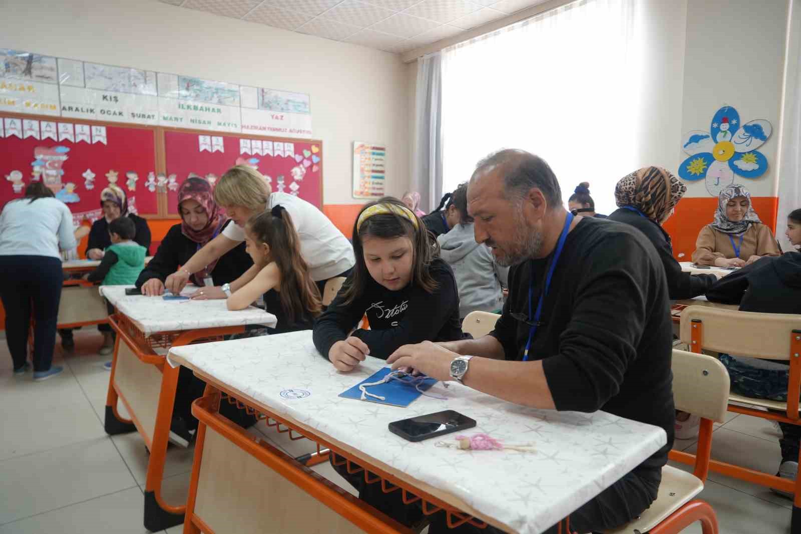 MEB’in ’Ailemle Eğitim Yolculuğum’ projesiyle veliler ve öğrenciler atölyede buluştu
