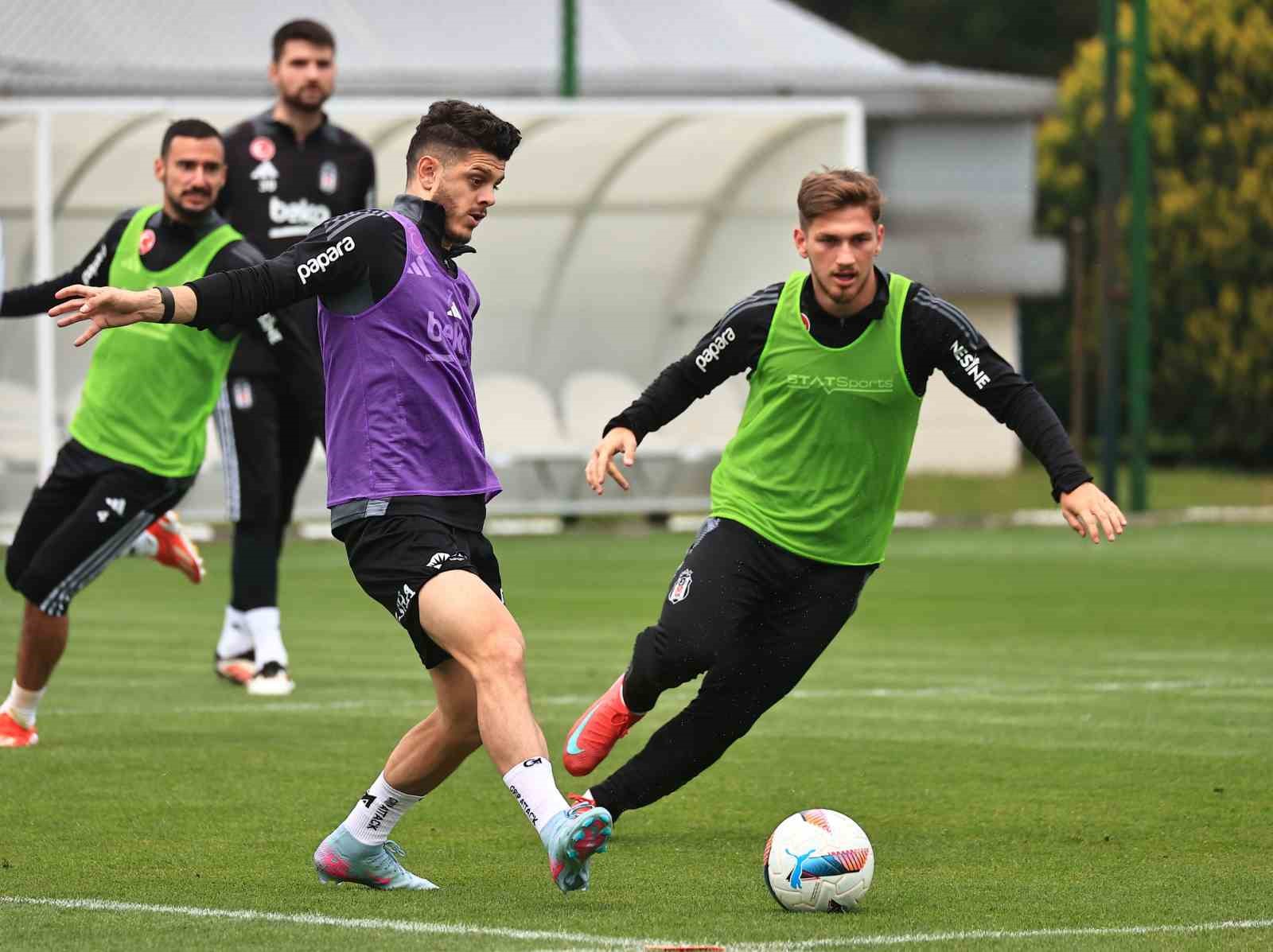 Beşiktaş, Fenerbah&ccedil;e derbisi hazırlıklarını s&uuml;rd&uuml;rd&uuml;
