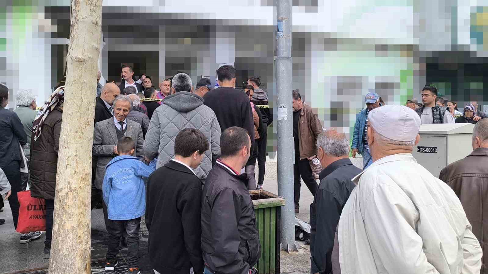 Vatandaşlar ş&uuml;pheli valizi g&ouml;r&uuml;nt&uuml;lemek i&ccedil;in birbiriyle yarıştı
