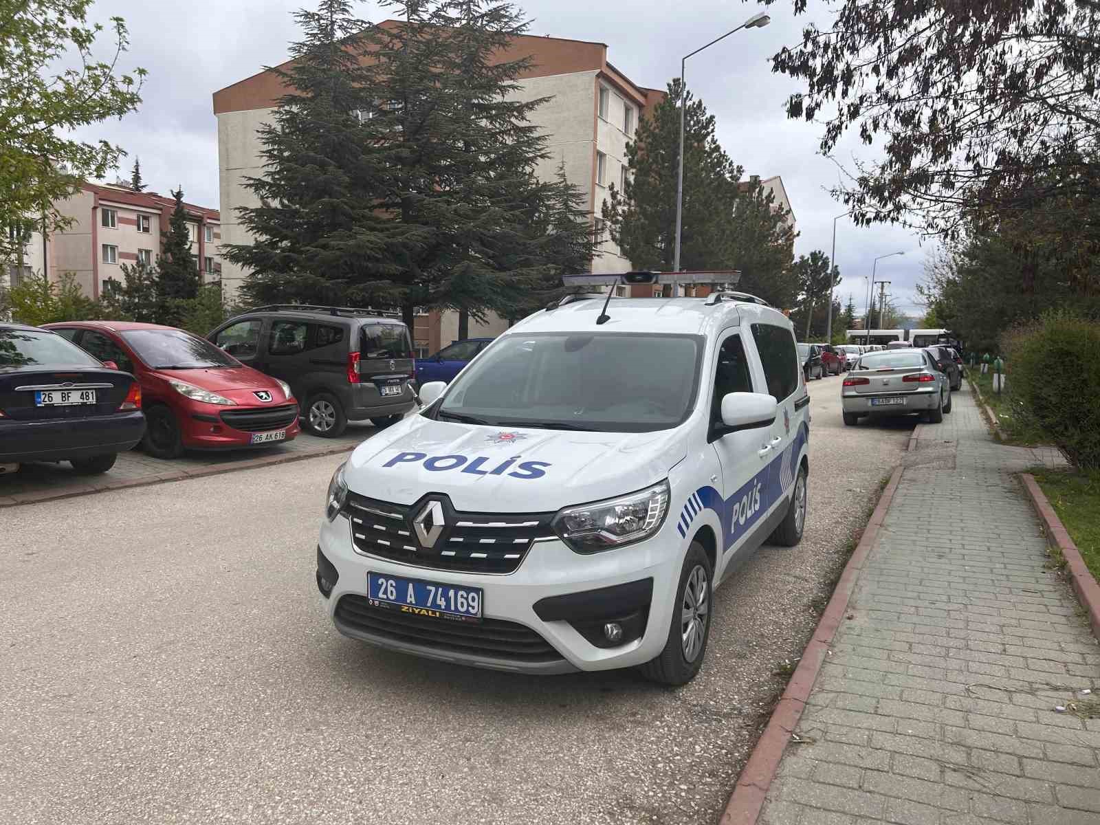 &Ccedil;alılar budanınca ortaya &ccedil;ıkan pompalı t&uuml;feği polis muhafaza altına aldı
