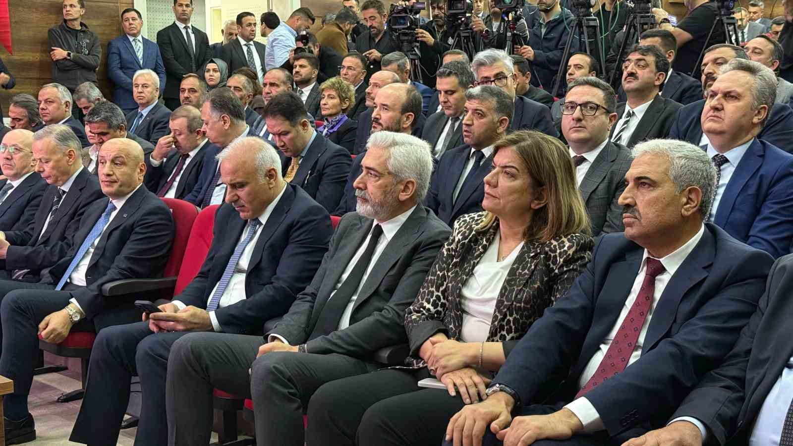 Ticaret Bakanı Bolat: "Nisanda mal ihracatımız geçen yılın aynı ayına göre yüzde 8,5 artışla 20,9 milyar dolara yükselmiştir"
