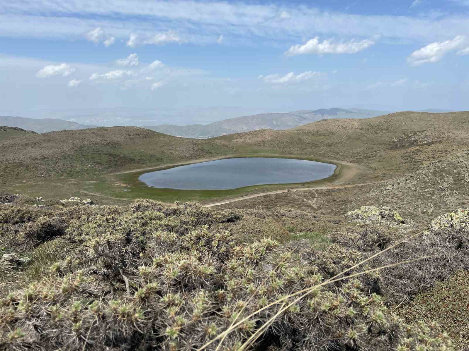 Hazar Baba Dağına bisikletle tırmandılar